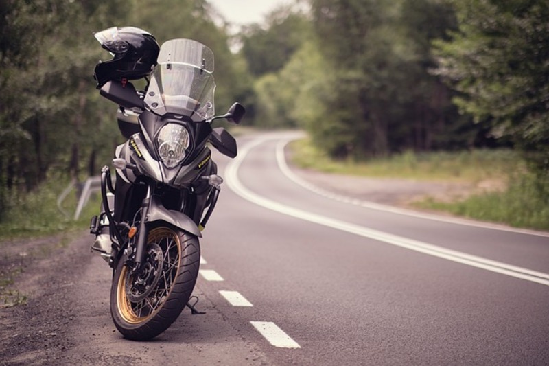 moto parada al lado de una carretera